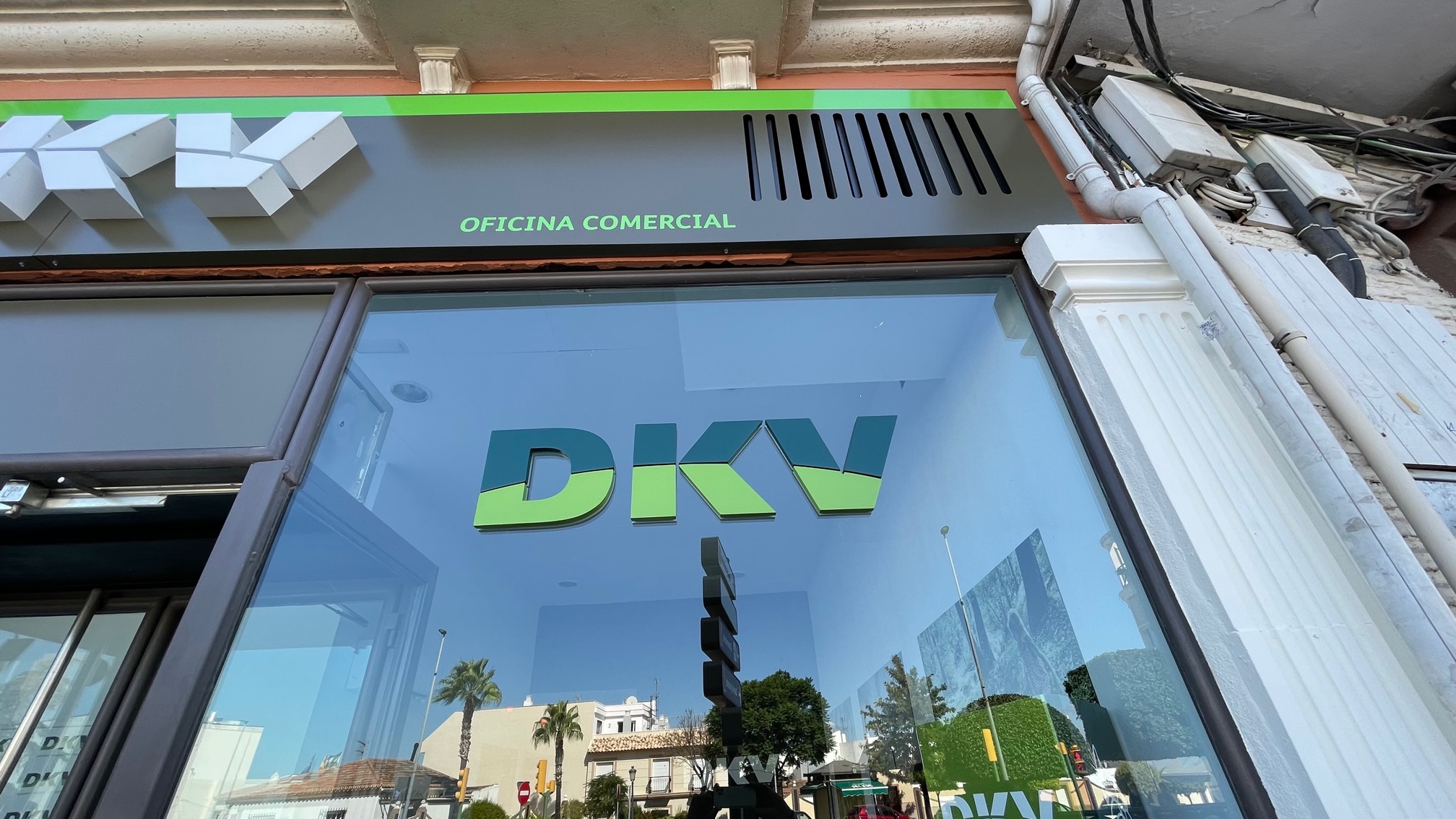 Montaje profesional de rótulo exterior en la Costa del Sol