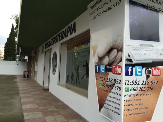 Vista frontal de rótulo comercial iluminado en Marbella
