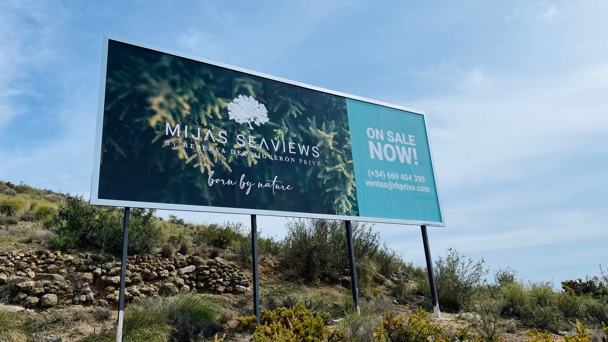 valla publicitaria instalada con diseño llamativo